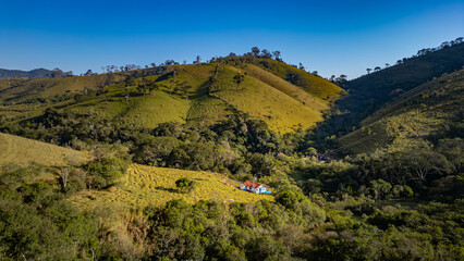 Fazenda Sítio Passa Quatro Minas Gerais Serra Mantiqueira Brasil Natureza Montanhas Paisagens Turismo Ecoturismo Aventura Trilhas Rios Florestas Biodiversidade Verde Estrada de Terra Vaca Rebanho Boi