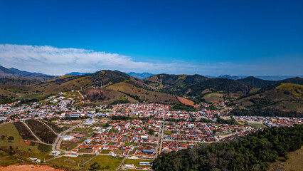Naklejka premium Itamonte Minas Gerais Serra Mantiqueira Brasil Esportes Ultramaratona Corrida Trilha Sítio Montanhas Natureza Paisagem Pasto Ecoturismo Aventura Caminhada Ruas Cidade Pequena Casas Fazenda Verde