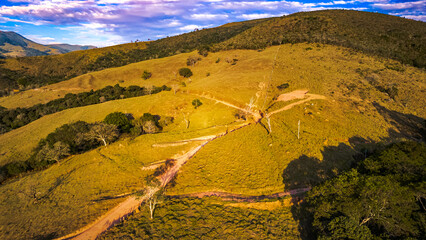 Paisagem Serra Da Mantiqueira Sul De Minas Gerais Paisagem Condado Terra Média Natureza Colinas Verdes Campos Tranquilidade Bosques Encantadores Pôr do Sol Rios Cristalinos Trilhas Bucólicas Árvores © Pedro
