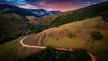 Paisagem Serra Da Mantiqueira Sul De Minas Gerais Paisagem Condado Terra Média Natureza Colinas Verdes Campos Tranquilidade Bosques Encantadores Pôr do Sol Rios Cristalinos Trilhas Bucólicas Árvores © Pedro