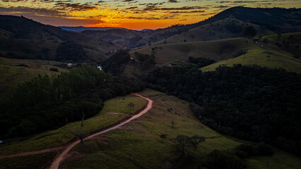 Paisagem Serra Da Mantiqueira Sul De Minas Gerais Paisagem Condado Terra Média Natureza Colinas Verdes Campos Tranquilidade Bosques Encantadores Pôr do Sol Rios Cristalinos Trilhas Bucólicas Árvores © Pedro