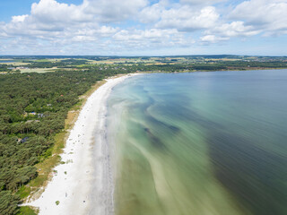 Flacher Sandstrand am Balka Strand bei Snogebaek auf der Insel Bornholm