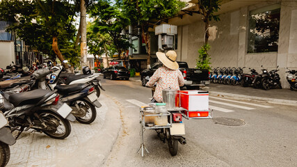 Obraz premium An Asian street vendor on a motorbike sells food, embodying the essence of street food culture in urban Asia