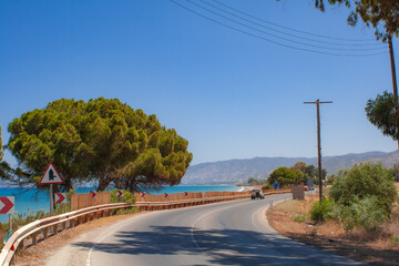 Straße in der Nähe von Polis, Zypern, Süd-Zypern geht ländlich in Richtung Mittelmeer bei...