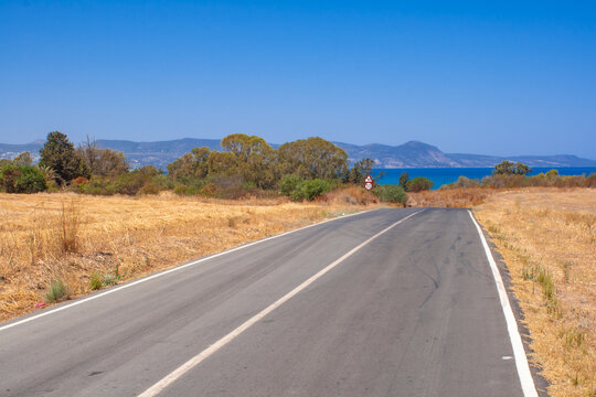 Stra&szlig;e auf dem Weg in den Urlaub, Reise ans Meer hinter dem Horizont