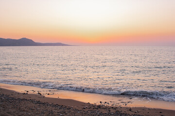 Mediterraner Strand abends auf Zypern in der Dämmerung beim Sonnenuntergang