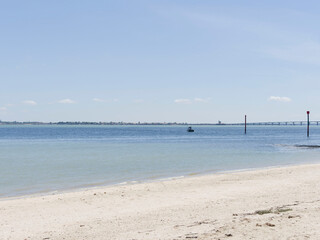 Île d'Oléron dans le Golfe de Gascogne. Plage de la Baie sud de Château d'Oléron et entrée du chenal face au viaduc d'Oléron