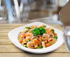 Macarrones con gambas  y verduras. Macaroni with shrimp and vegetables