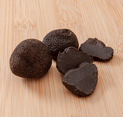 Trufa entera sobre tabla de madera. Whole truffle on wooden board.