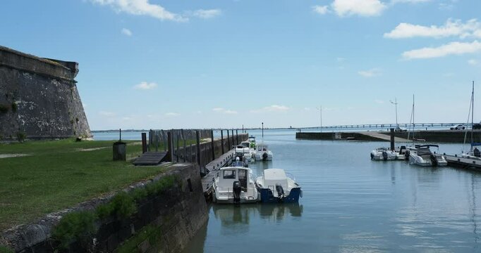 L'&Icirc;le d'Ol&eacute;ron dans le golfe de Gascogne. La jet&eacute;e du port et l'entr&eacute;e du chenal de Ch&acirc;teau-d'Ol&eacute;ron face &agrave; la mer et la r&eacute;serve naturelle de Mo&euml;ze-Ol&eacute;ron