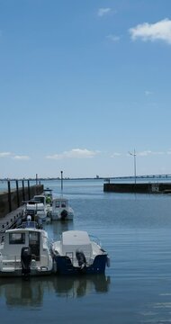 La jet&eacute;e du port et l'entr&eacute;e du chenal de Ch&acirc;teau-d'Ol&eacute;ron face &agrave; la mer et la r&eacute;serve naturelle de Mo&euml;ze-Ol&eacute;ron et le viaduc d'Ol&eacute;ron &agrave; l'horizon