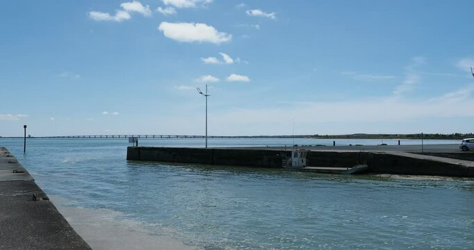 Ch&acirc;teau d'Ol&eacute;ron et entr&eacute;e du port face au  Chenal du Ch&acirc;teau sur l'&icirc;le d'Ol&eacute;ron dans le Golfe de Gascogne avec vue sur le viaduc d'Ol&eacute;ron