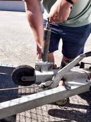 Obraz premium A man attaches a trailer to a car