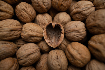 Comida. Cascara de Nuez Chandler con forma de corazon.