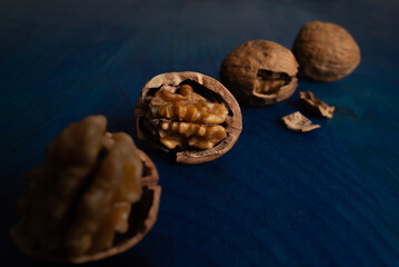 Comida. Nuez Chandler en fila, con media cascara fuera.