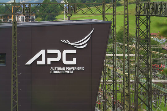 Kaprun, &Ouml;sterreich - 7. Juli 2024.
Fassade des Geb&auml;udes des Austrian Power Grid (APG) mit Strominfrastruktur im Hintergrund.