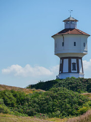 Wasserturm auf der Nordseeinsel Langeoog im Sommer vor blauem Himmel