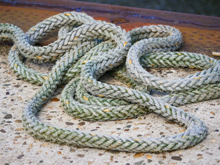 Nahaufnahme eines Schiffstaus im Hafen