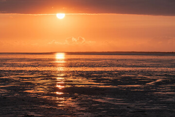 Sonnenuntergang im Wattenmeer bei Bensersiel, Nordsee, Deutschland