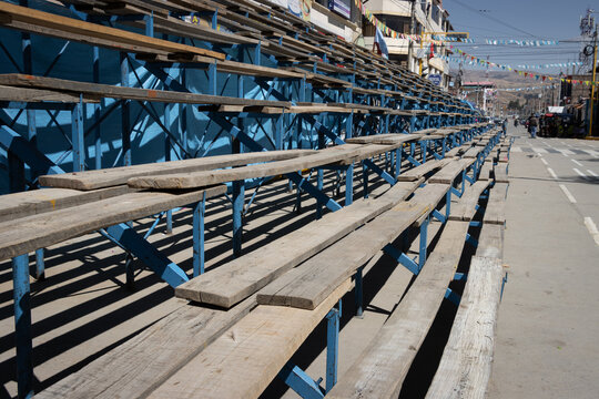 Grader&iacute;as y tribunas vac&iacute;as sin personas,  en una calle en un d&iacute;a soleado