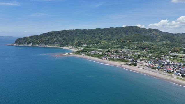 千葉県安房郡鋸南町にある鋸山をドローンで撮影しました。鋸山、東京湾、元名海岸、保田中央海岸の映像です。