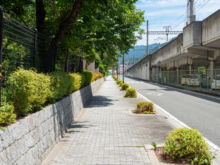鉄道の高架と併走する通りの風景