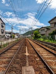 兵庫県川西市の住宅地を通る能勢電鉄の線路