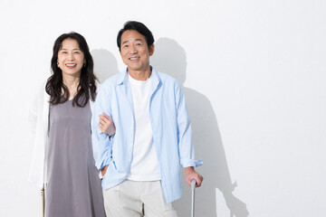 旅行する50代のシニア夫婦　国内の旅行や海外旅行などのイメージ　見上げる