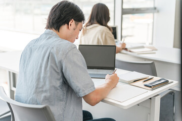 大学・学校で講義・セミナー・ゼミを受ける大学生（高校生・学生・塾・予備校）
