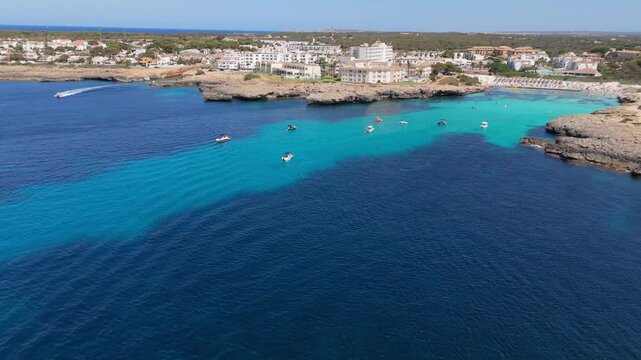 Explorando Menorca: Barcos y Playas Paradis&iacute;acas en Alta Definici&oacute;n