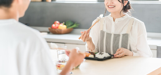 お弁当を食べる夫婦・男性と女性（新婚・結婚生活）
