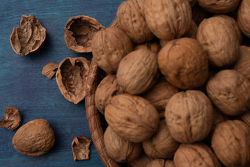  Comida. Media canasta de Nueces Chandler en cenital sobre mesa azul de madera. Plano detalle.