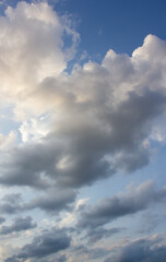 Obraz premium It's a blue sky with atmospheric puffy clouds.