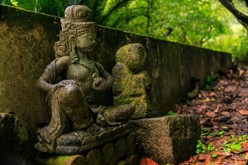 インド様式のオリエンタルな仏像。
河童のお寺としての由来がある栖足寺（せいそくじ）。
700年の歴史がある。
苔むした境内は趣がある。
初夏には紫陽花を利用した花手水が人気。
市民に広く親しまれていて、拝観料等は必要なく、無料で観覧できる。

日本国静岡県伊豆半島賀茂郡河津町-2024年7月
