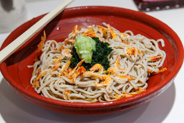 生海苔と桜エビ、ワサビがたっぷり乗った熱海市名物の熱海そば。
熱海駅のホームにあるそば屋さん。

日本国静岡県熱海市-2024年7月6日
