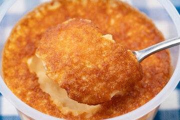 スプーンですくった焼きプリンのクローズアップ