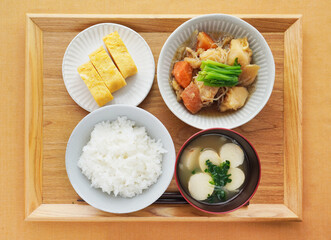 肉じゃがと卵焼きの食事