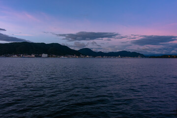 夜明の薄明時の関門海峡九州側門司港の遠景20240707