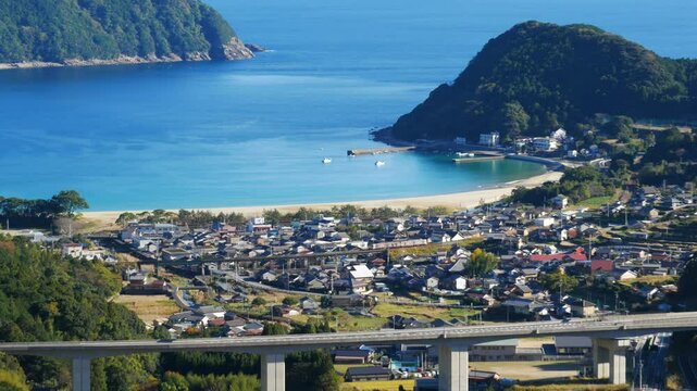 砂浜の海水浴場と二両編成の列車　三重県熊野市　新鹿町