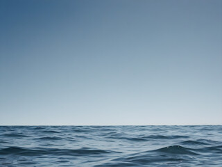 Obraz premium Calm ocean waves with a blue sky background