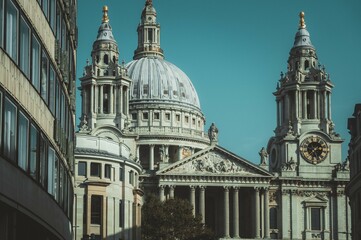 Obraz premium An impressive architectural structure with a large dome and clock tower in London, UK.