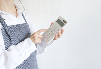 計算機を持った主婦　家計イメージ