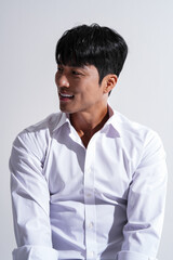 白いシャツを着た男性の雰囲気のあるポートレート