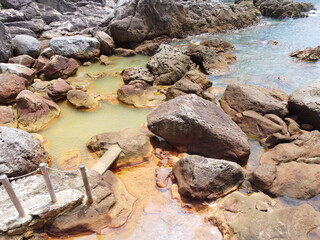 Shikinejima in Tokyo is a wild hot spring paradise. Jinata Onsen is a free mixed bathing open-air bath. You can wear a bathing suit, and it is a rare underwater hot spring in Japan that sinks in the s