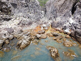 Shikinejima in Tokyo is a wild hot spring paradise. Jinata Onsen is a free mixed bathing open-air bath. You can wear a bathing suit, and it is a rare underwater hot spring in Japan that sinks in the s