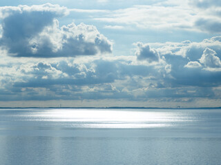 Obraz premium Sunlight reflecting on the ocean