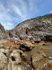 Shikinejima in Tokyo is a wild hot spring paradise. Jinata Onsen is a free mixed bathing open-air bath. You can wear a bathing suit, and it is a rare underwater hot spring in Japan that sinks in the s