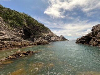 Shikinejima in Tokyo is a wild hot spring paradise. Jinata Onsen is a free mixed bathing open-air bath. You can wear a bathing suit, and it is a rare underwater hot spring in Japan that sinks in the s