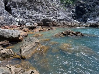 Shikinejima in Tokyo is a wild hot spring paradise. Jinata Onsen is a free mixed bathing open-air bath. You can wear a bathing suit, and it is a rare underwater hot spring in Japan that sinks in the s
