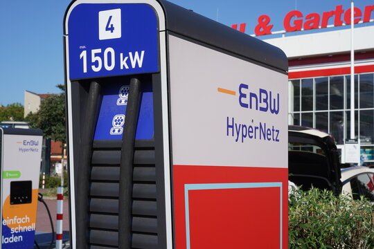 Ladestation von EnBW auf dem Parkplatz von Baumarkt Hellweg in Berlin am 19.07.2024